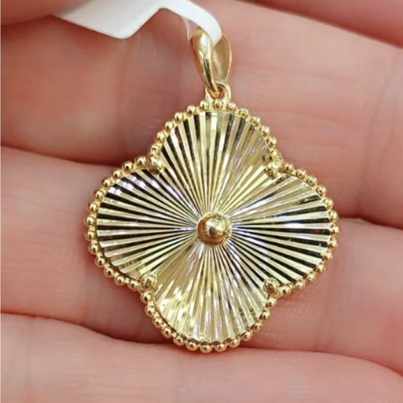 yellow gold 18 karat pendant.
5.22 grams of pure 18 k yellow gold. - Picture 10 of 11